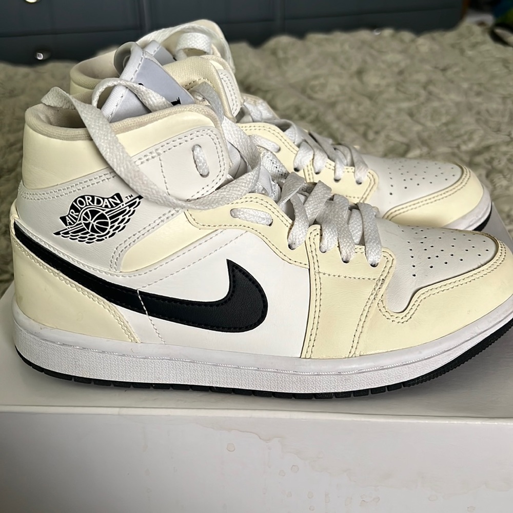 Air Jordan 1 mid Coconut milk/Black size 7